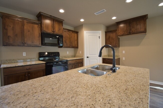 Building Photo - 3 Bedroom 2 Bathroom Home In Fayetteville Arkansas.