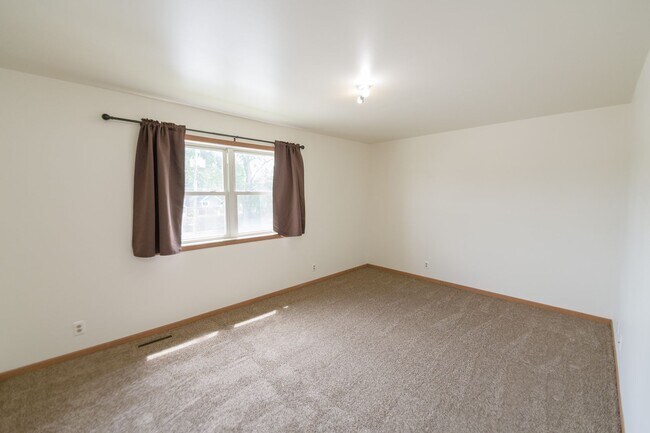 Building Photo - 2 bed 1.5 bath Townhouse in Chesterton