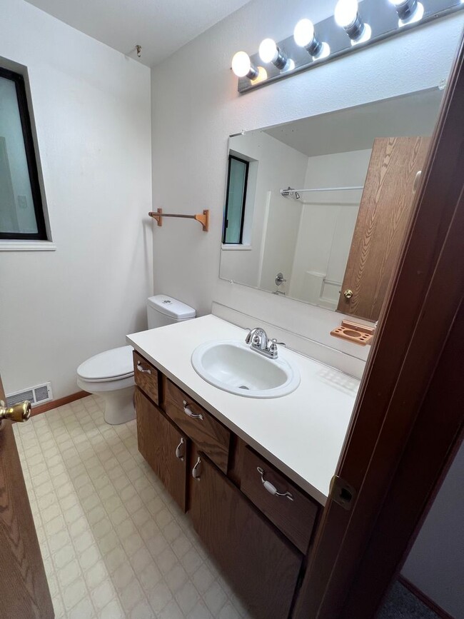 Building Photo - Clinton 2 bed 1.5 bath- 5 min from the Cli...