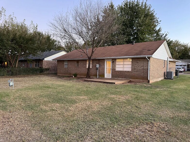 Building Photo - 8801 Cedar Ln