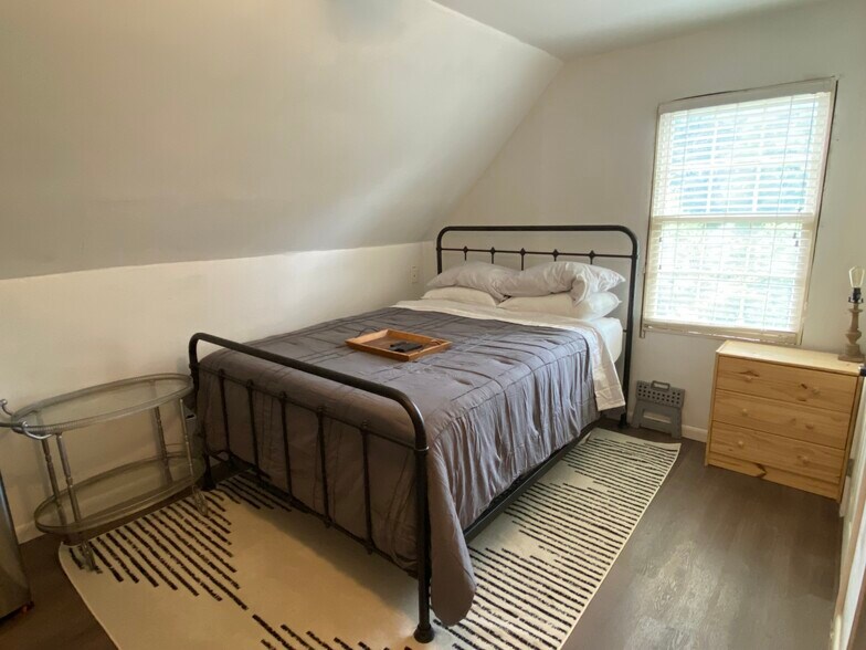 Queen-Sized Bed - 420 Cardigan Cir SW
