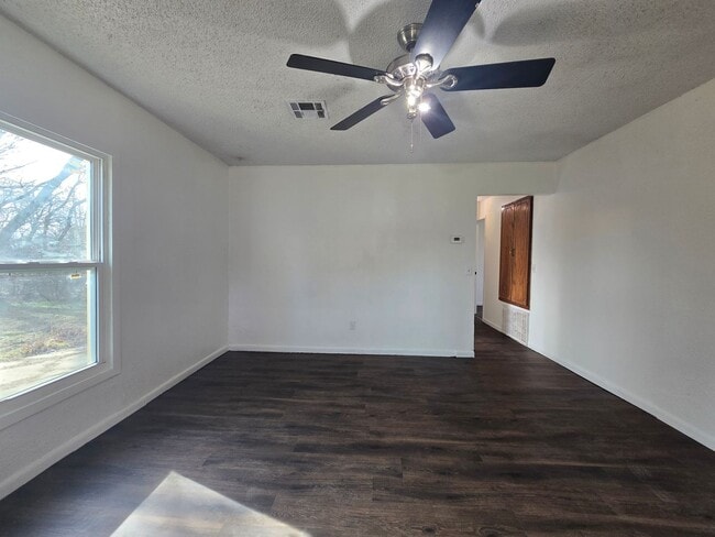 Building Photo - 2 Bed 1 Bath Home in Shawnee