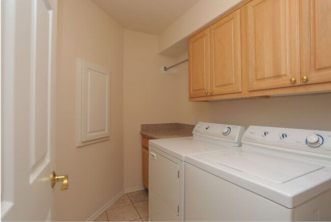 Building Photo - Beautiful large 2-bedroom 2 baths with 1 car garage in Mid Town Tulsa!!