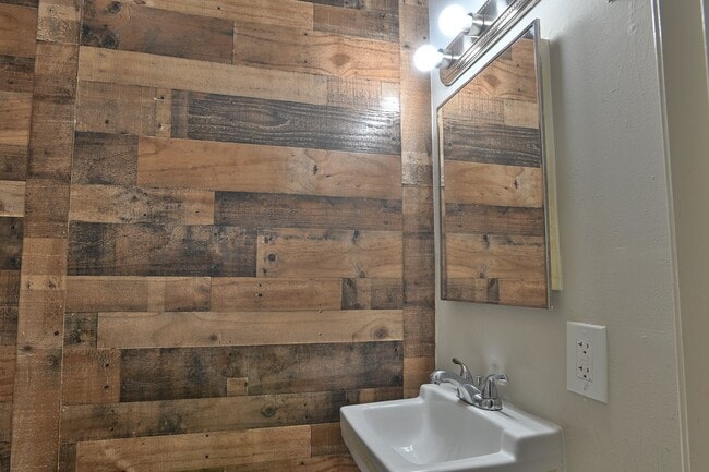 Building Photo - Large 5 Bedroom on Peffer