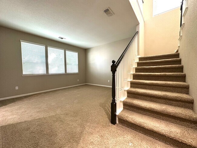 Building Photo - Spacious Home in Prime Turlock Location