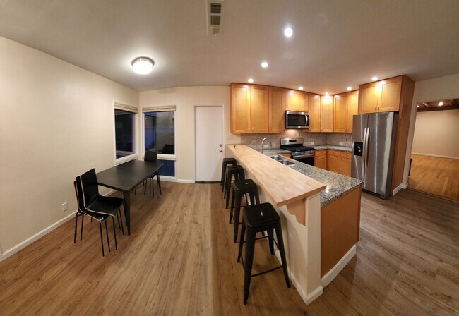 Building Photo - 5 bed 3.5 bath home close to campus!