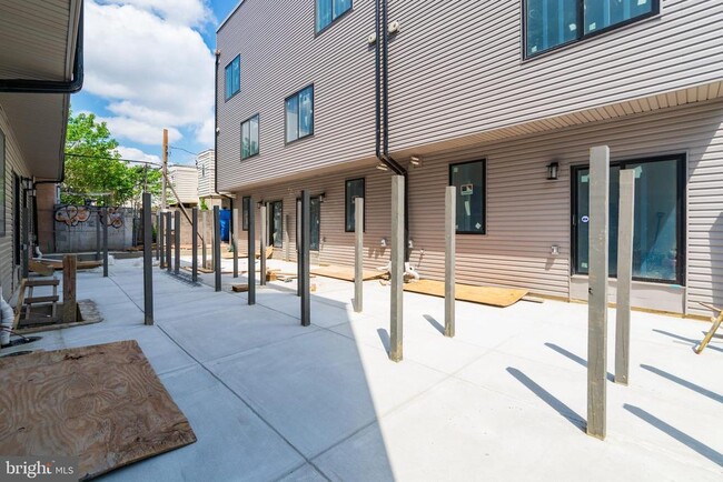 Building Photo - 1351 S Myrtlewood St