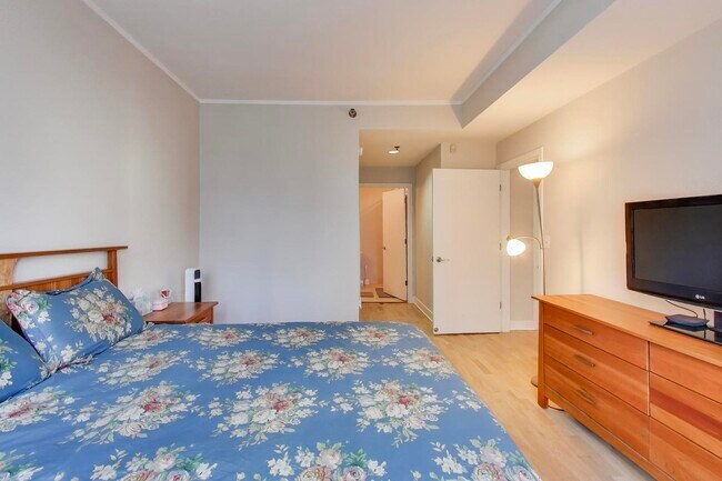 Building Photo - 744 N Clark St