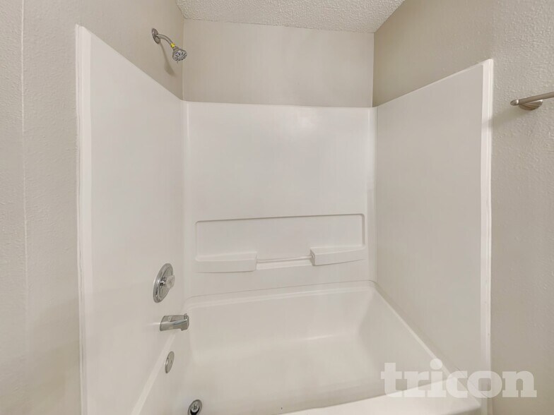 Building Photo - 915 Littleton Dr