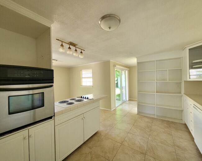 Building Photo - 15 Audusson Ave