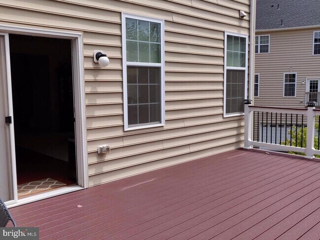 Building Photo - 42891 Edgegrove Heights Terrace