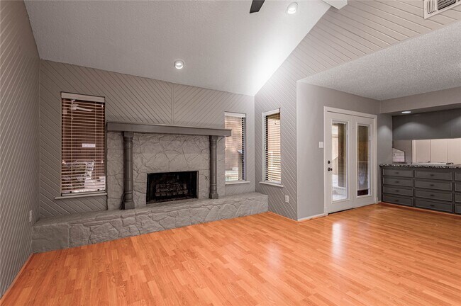 Building Photo - 514 Hickory Dr