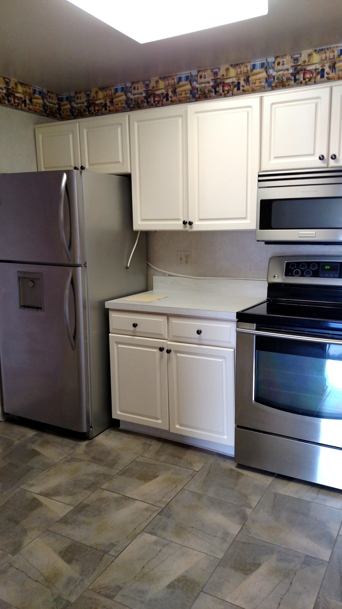 SS Appliances with Granite Floor - 11305 Commonwealth Dr
