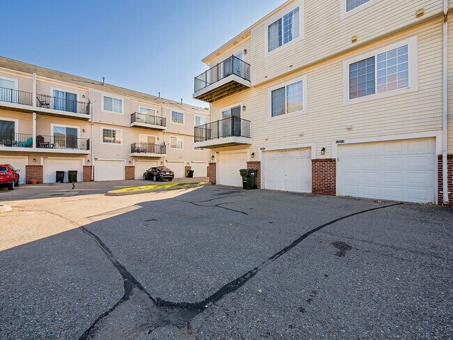 Building Photo - 14520 Vauxhall Dr