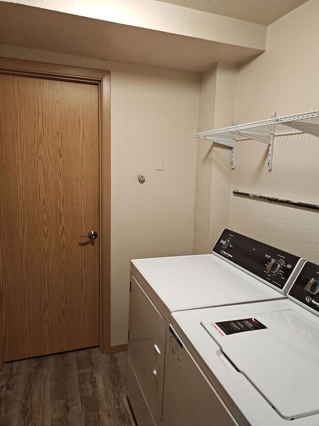 Building Photo - Corner Unit - Large kitchen!
