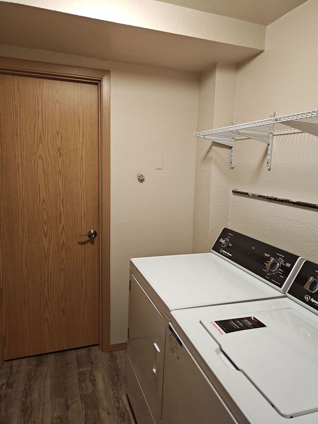 Building Photo - Two bedroom with den! Washer and dryer in unit! Ground Floor Unit.