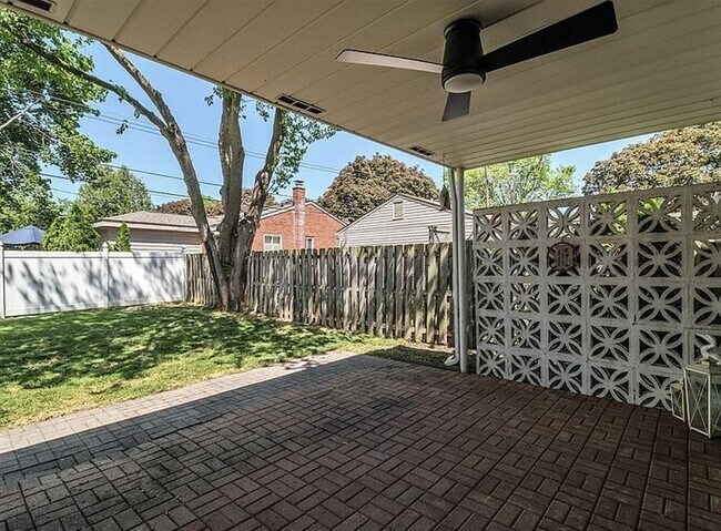 Building Photo - EXQUISITE Hillside Home