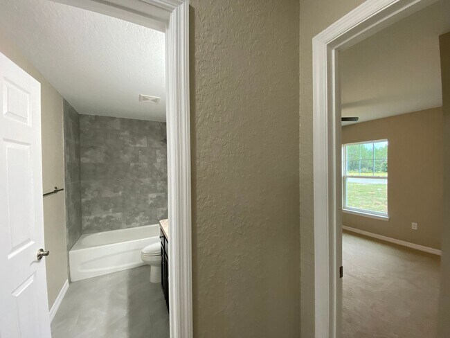 Building Photo - Custom Home - Desirable SW Ocala Neighborh...
