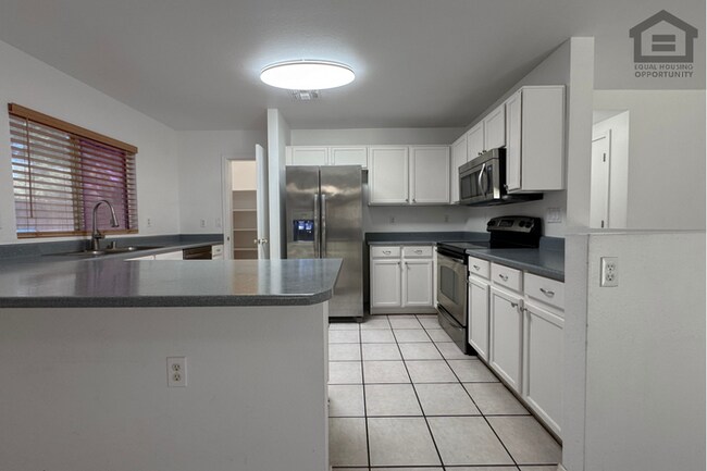 Building Photo - 5Bed/3Bath House at McDowell Rd/Avondale Blvd! Ready for Immediate Move-In!