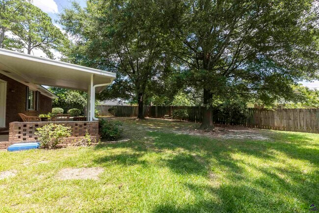 Building Photo - 1726 Greenwood Cir