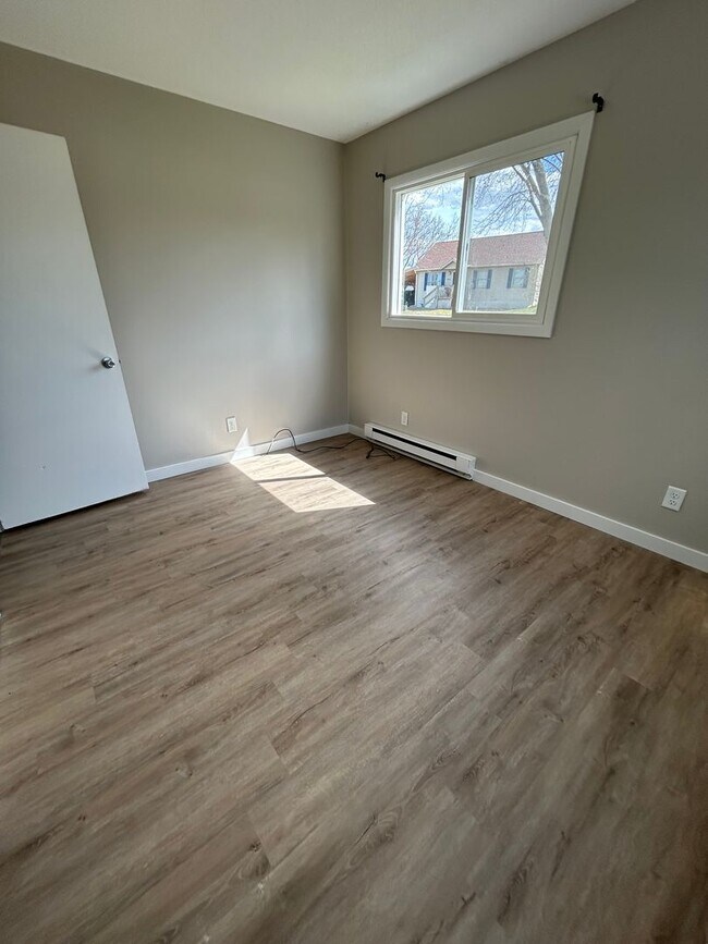 Building Photo - Recently Renovated 2 Bedroom Apartment