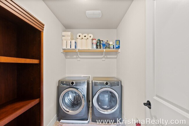 Building Photo - Gorgeous *Corner Lot* 4 BD* 2.5 BA* Single...