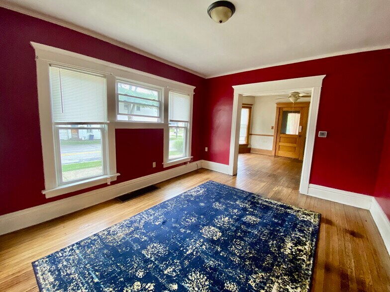 Building Photo - 1063 W 8th St