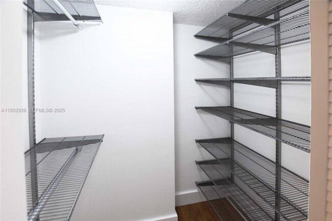 Building Photo - 540 Brickell Key Dr