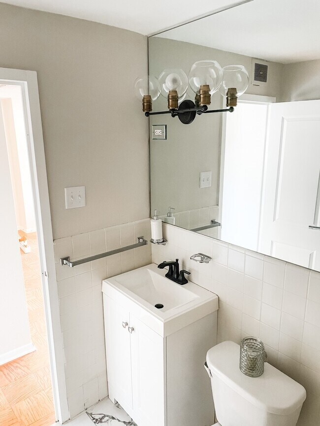 Updated chic bathroom - 7055 Hampton Ave