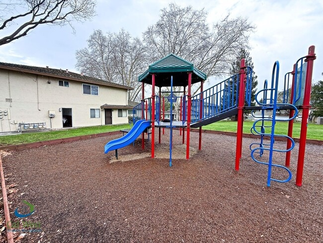 Building Photo - $2895 - 2 Bed/1 Bath Townhome in North San Jose-Near Lightrail