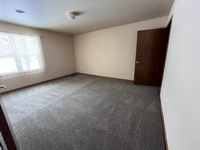 Building Photo - 280 S Lar-Ann St