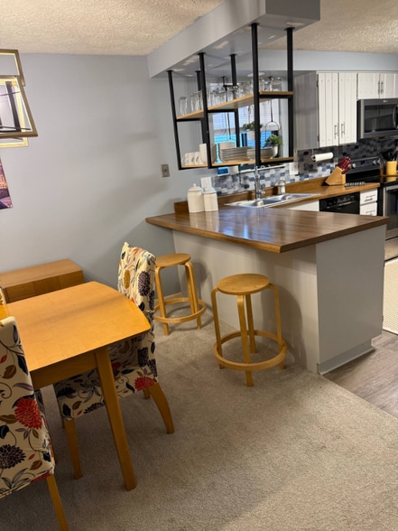 Primary Photo - 8056 Pebble Creek Ct