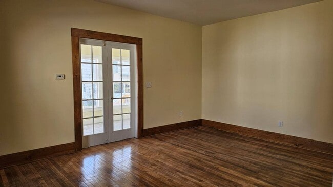 Building Photo - 158 3rd St