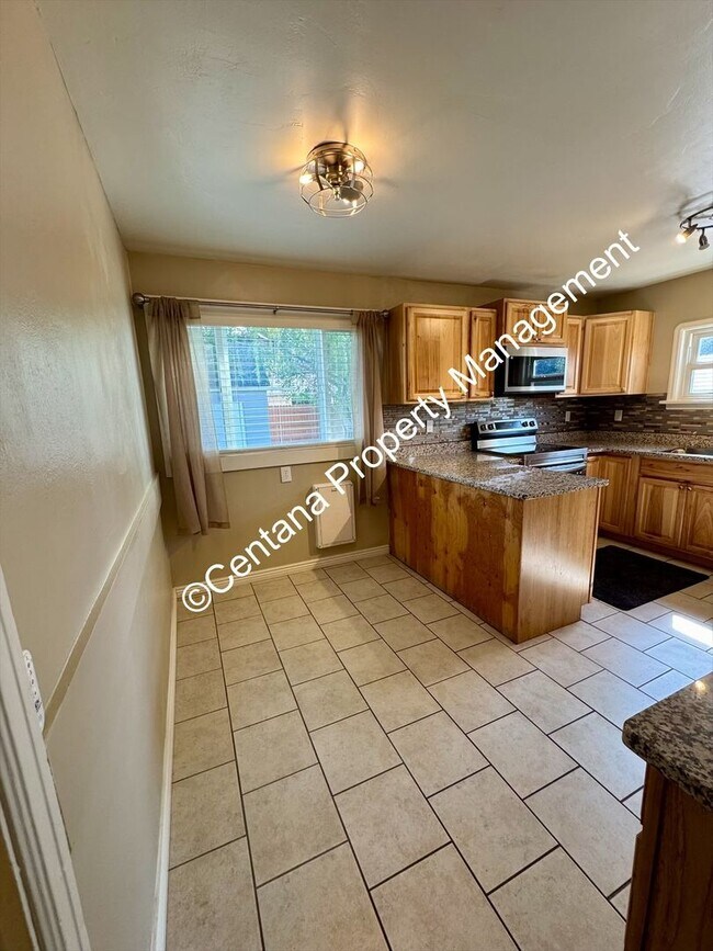 Building Photo - $500 off first months rent on 3 bed 2 bath...