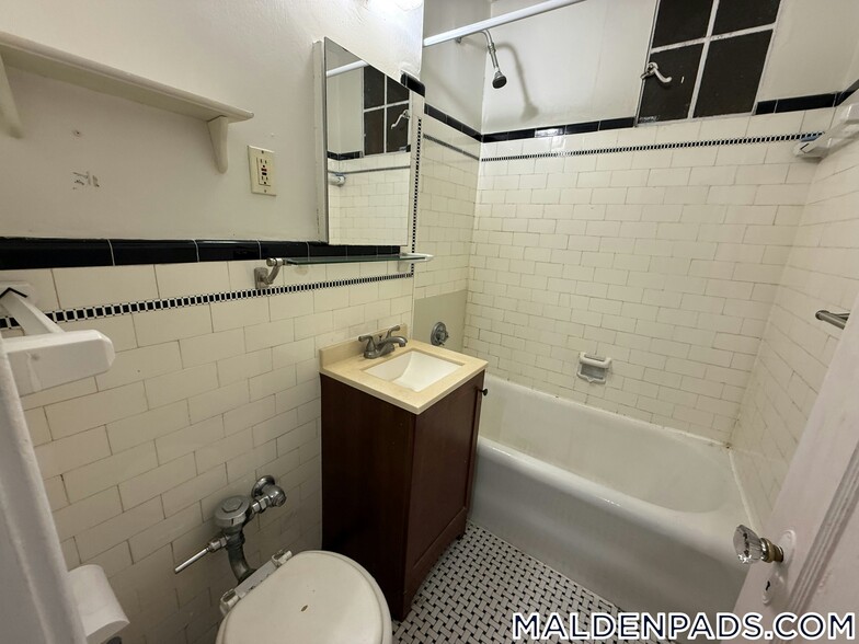 Building Photo - 349 Pleasant St