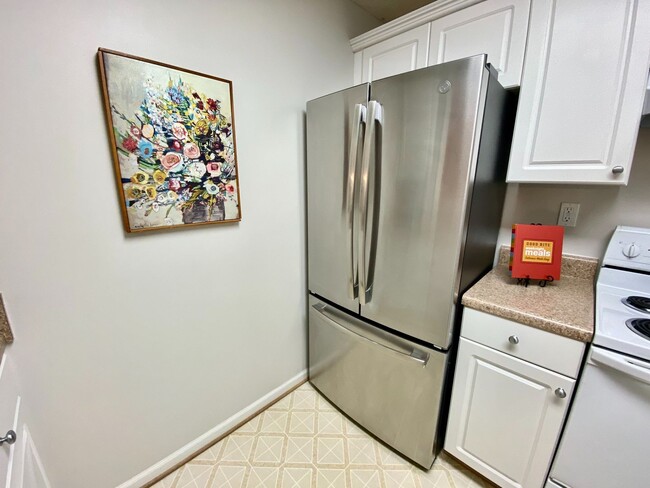 Building Photo - Super-Cute Condo!  First Floor - 1-Story - Fenced Patio - Storage - Pet Friendly!
