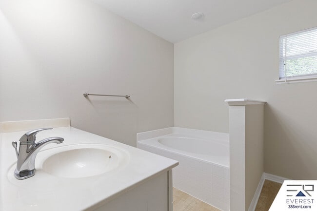 Building Photo - 13 Ryberry Dr