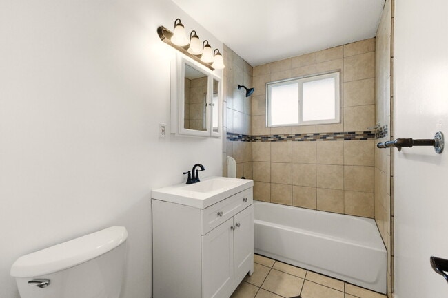 Building Photo - Charming 2 Bed 1 Bath in Park Hill!