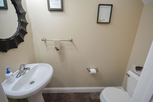 Building Photo - Beautiful Boulder Ridge end unit townhome w/upgrades throughout!