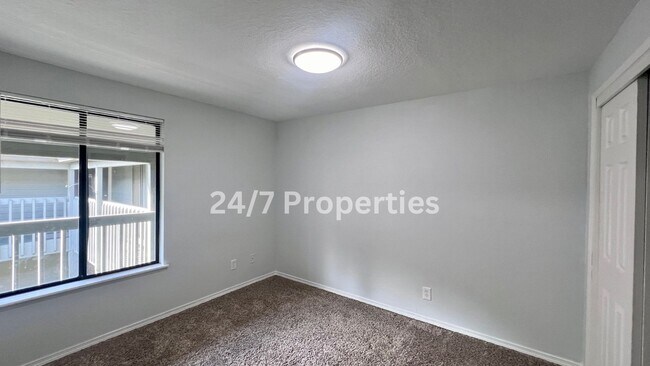 Building Photo - Upper Level 2 BD | 1 BA Apartment w/ Willa...