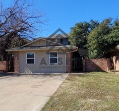 Building Photo - Charming 5 Bedroom House