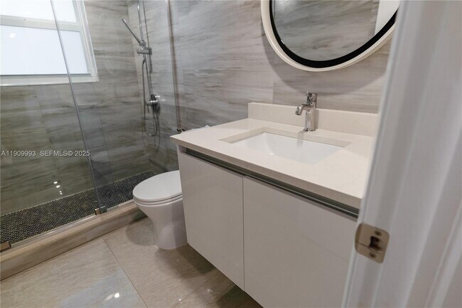 Building Photo - 4017 N Cypress Dr