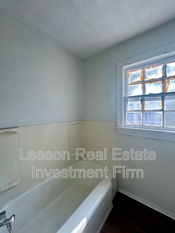 Building Photo - 318 W 68th St
