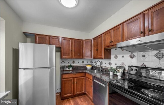 Building Photo - 5822 Burke Manor Ct