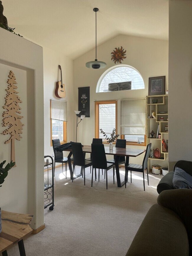 Building Photo - 2568 Vine Pl