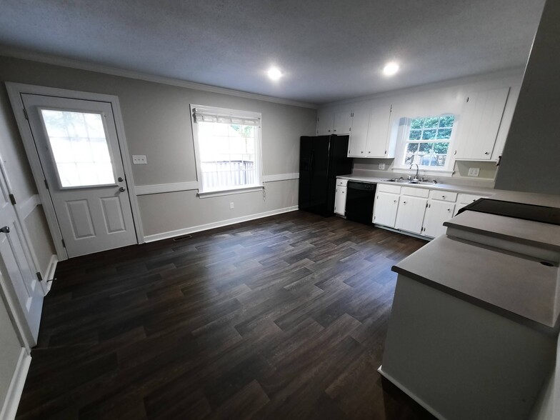 Large eat-in kitchen WITH appliances! Picture window overlooks large backyard. - 1717 Old Barn Rd