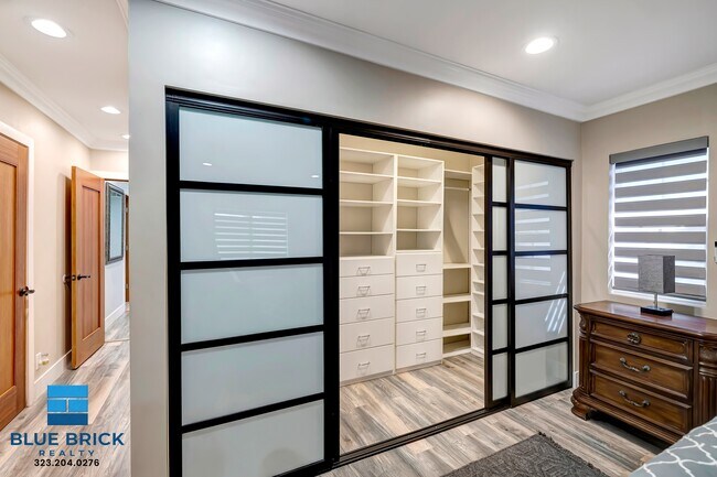 Building Photo - 5839 Vanalden Ave