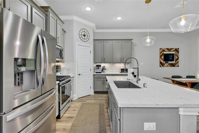 Building Photo - 1002 Shepherd Oaks Dr