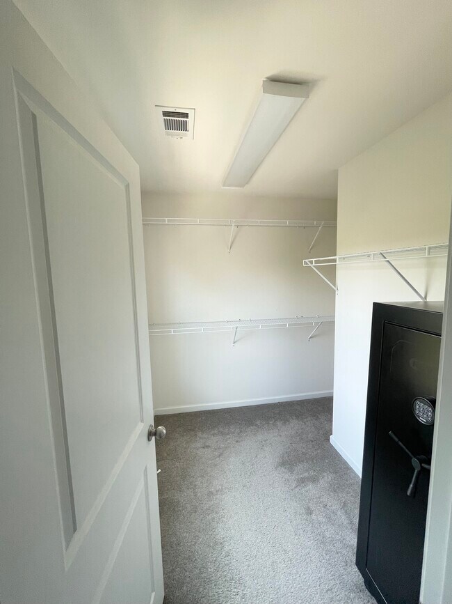 Master Closet - 4697 Pine St SE
