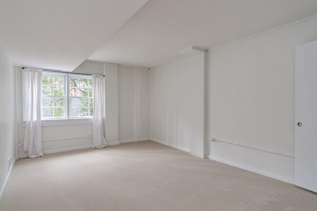 Building Photo - 4601 Club Cir NE